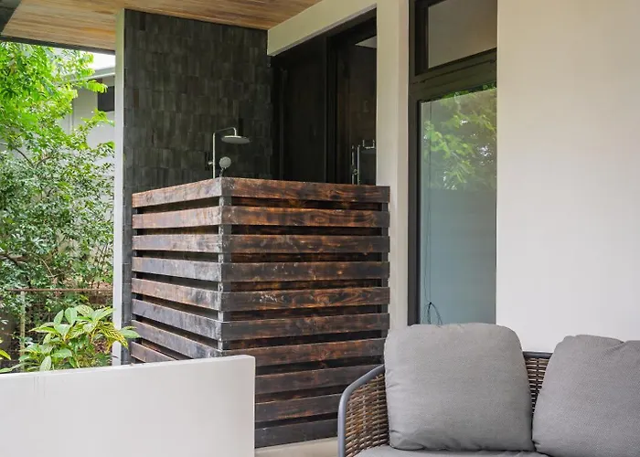 New Modern 6br, Pool, Walk 2 Beach, Sleeps 20