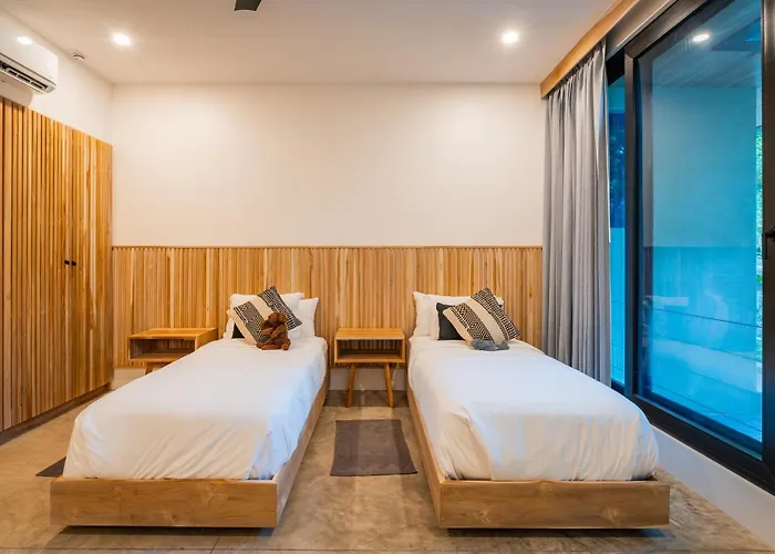New Modern 6br, Pool, Walk 2 Beach, Sleeps 20 Playa Guiones