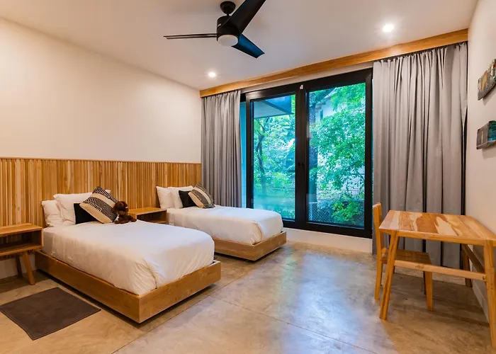 New Modern 6br, Pool, Walk 2 Beach, Sleeps 20 Villa