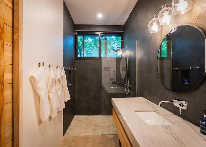 New Modern 6br, Pool, Walk 2 Beach, Sleeps 20 * Playa Guiones