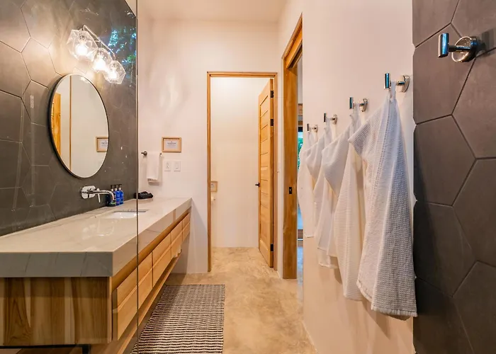 New Modern 6br, Pool, Walk 2 Beach, Sleeps 20 Villa