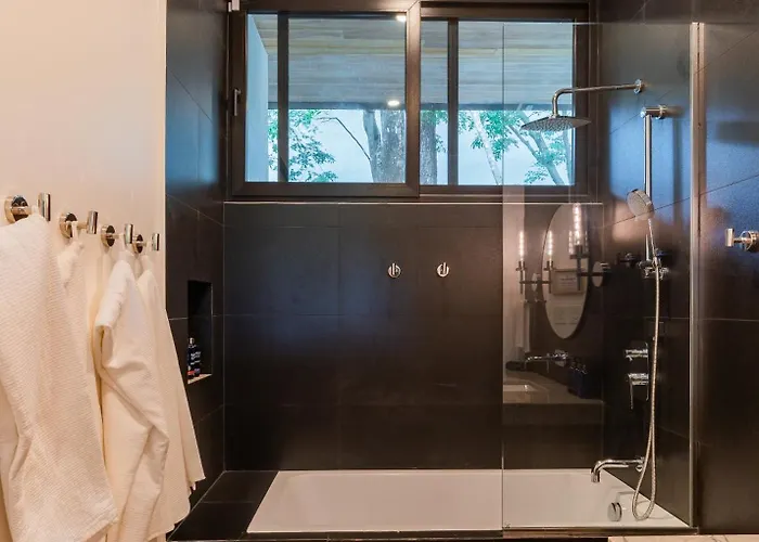New Modern 6br, Pool, Walk 2 Beach, Sleeps 20