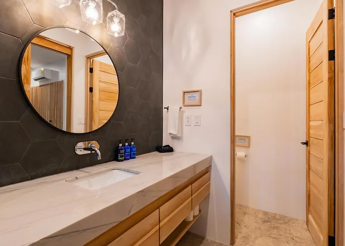 New Modern 6br, Pool, Walk 2 Beach, Sleeps 20 *