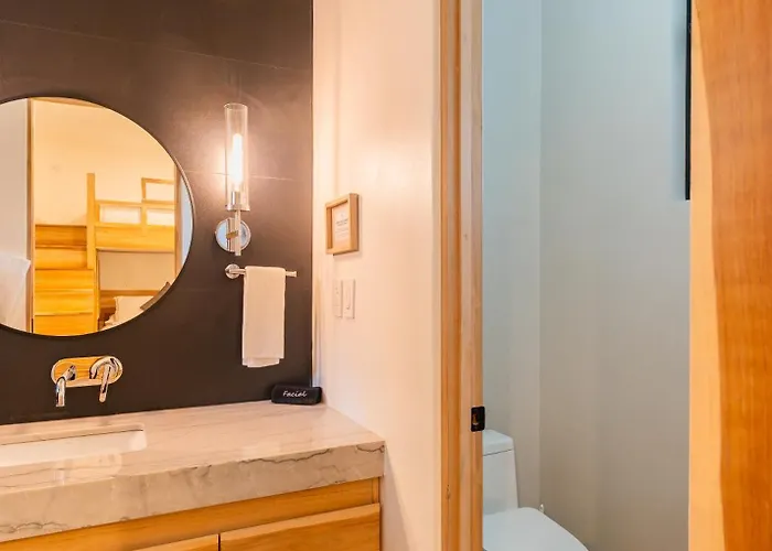 New Modern 6br, Pool, Walk 2 Beach, Sleeps 20 Villa