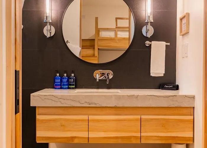 New Modern 6br, Pool, Walk 2 Beach, Sleeps 20