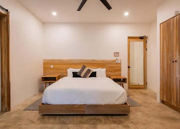 New Modern 6br, Pool, Walk 2 Beach, Sleeps 20 *