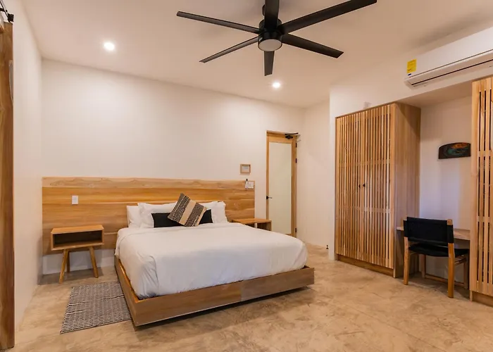 New Modern 6br, Pool, Walk 2 Beach, Sleeps 20 Villa *
