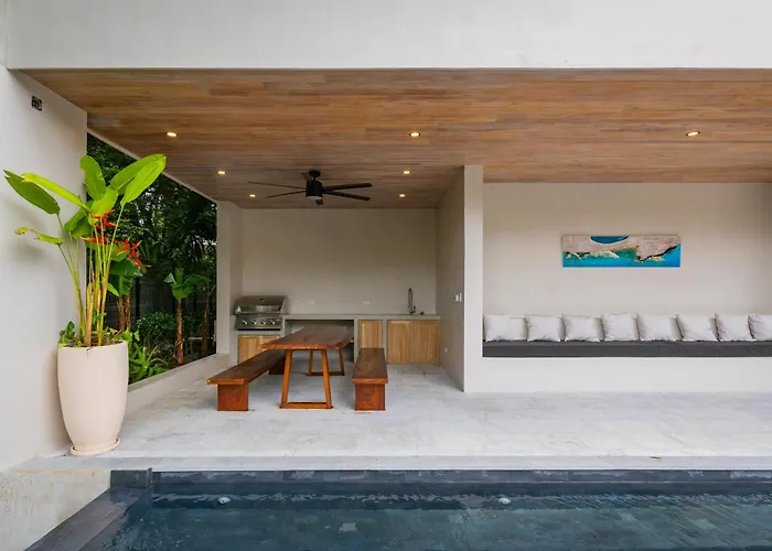New Modern 6br, Pool, Walk 2 Beach, Sleeps 20 Villa
