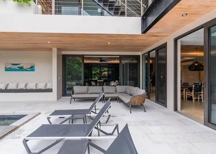 Villa New Modern 6br, Pool, Walk 2 Beach, Sleeps 20 *