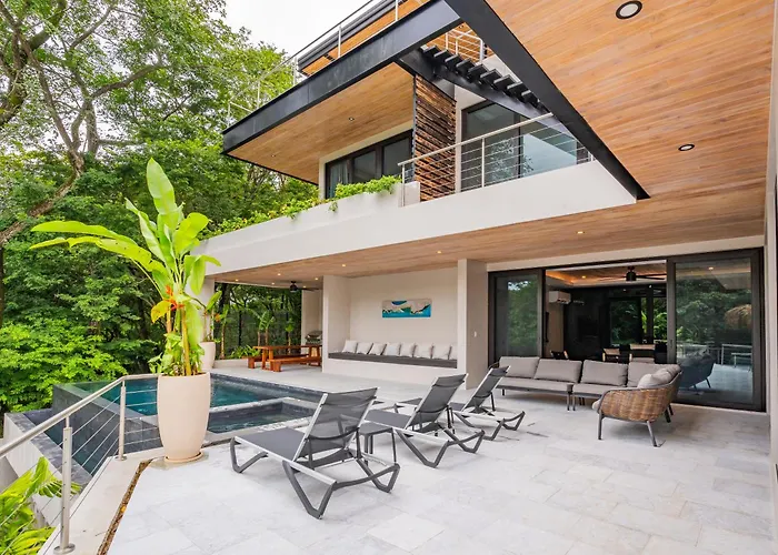 New Modern 6br, Pool, Walk 2 Beach, Sleeps 20 Villa