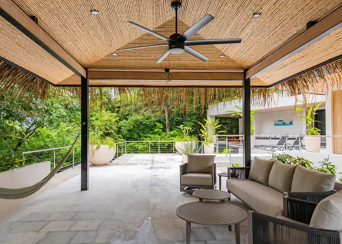 New Modern 6br, Pool, Walk 2 Beach, Sleeps 20 Villa