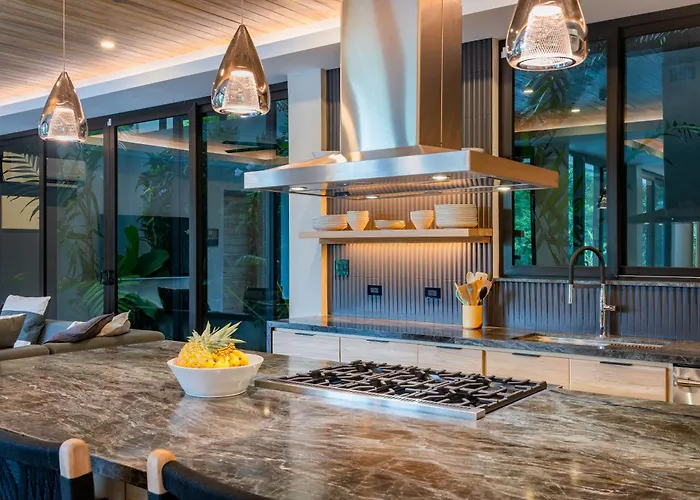 New Modern 6br, Pool, Walk 2 Beach, Sleeps 20