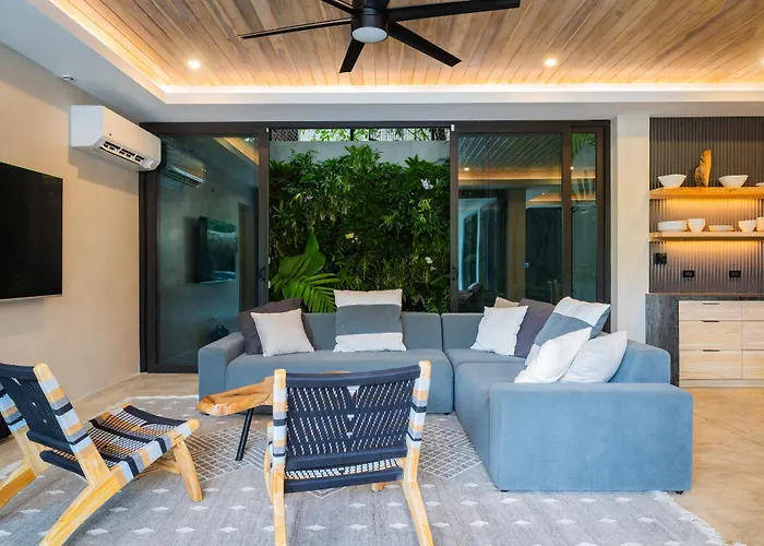 New Modern 6br, Pool, Walk 2 Beach, Sleeps 20 *