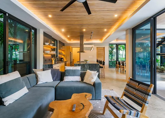 New Modern 6br, Pool, Walk 2 Beach, Sleeps 20 Villa