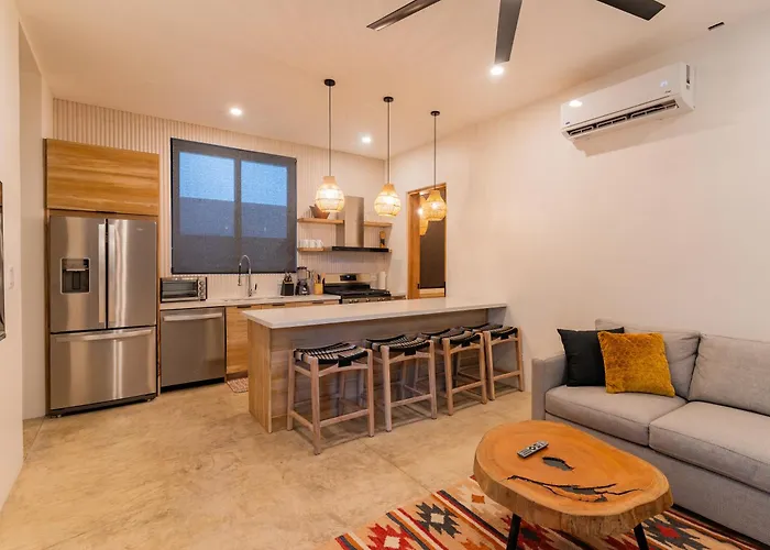 New Modern 6br, Pool, Walk 2 Beach, Sleeps 20