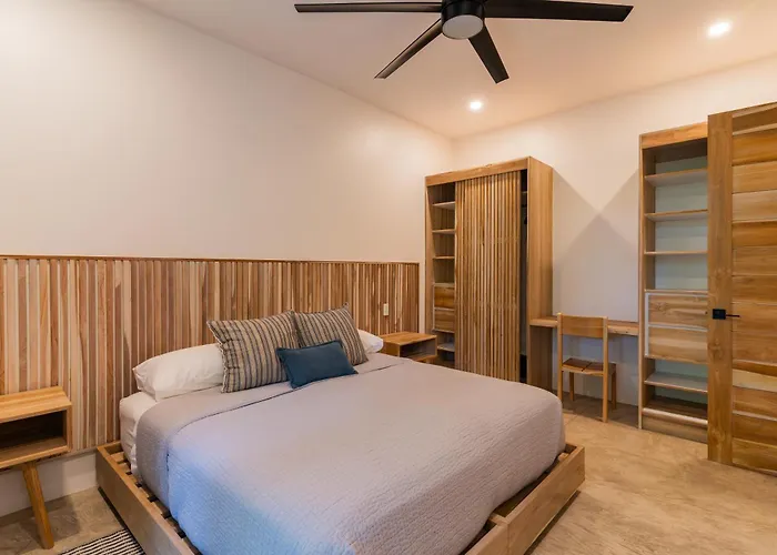 New Modern 6br, Pool, Walk 2 Beach, Sleeps 20 Villa