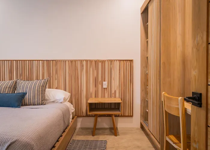 New Modern 6br, Pool, Walk 2 Beach, Sleeps 20 *