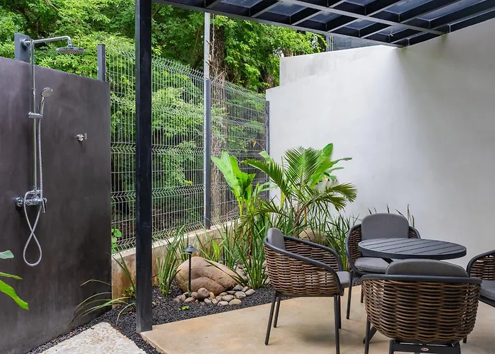 New Modern 6br, Pool, Walk 2 Beach, Sleeps 20