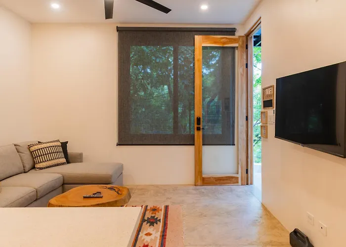 New Modern 6br, Pool, Walk 2 Beach, Sleeps 20 Villa